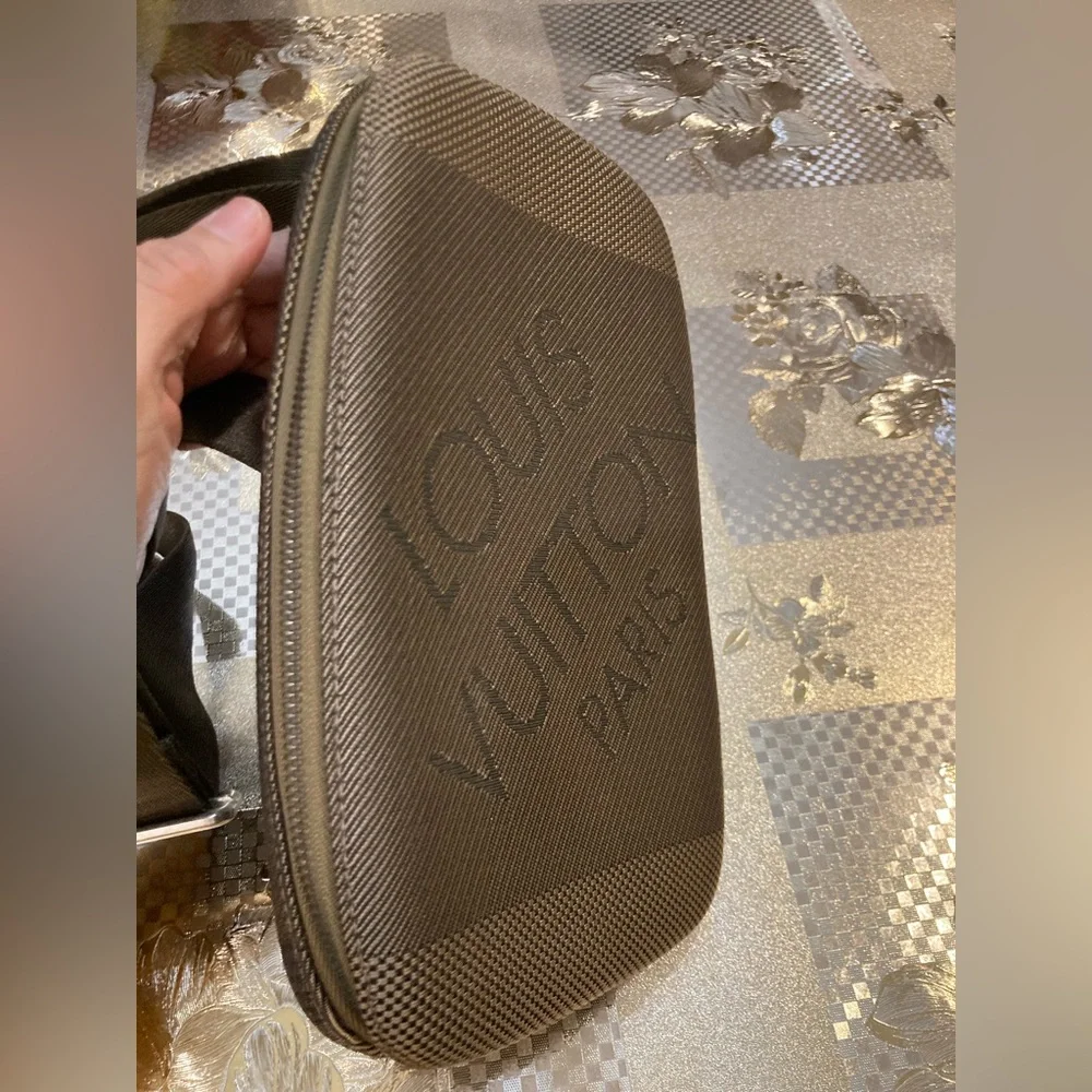 💯% Authentic Louis Vuitton crossbody - Picture 9 of 16